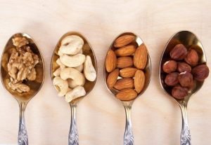 Frutos secos mixtos en cuatro cucharillas