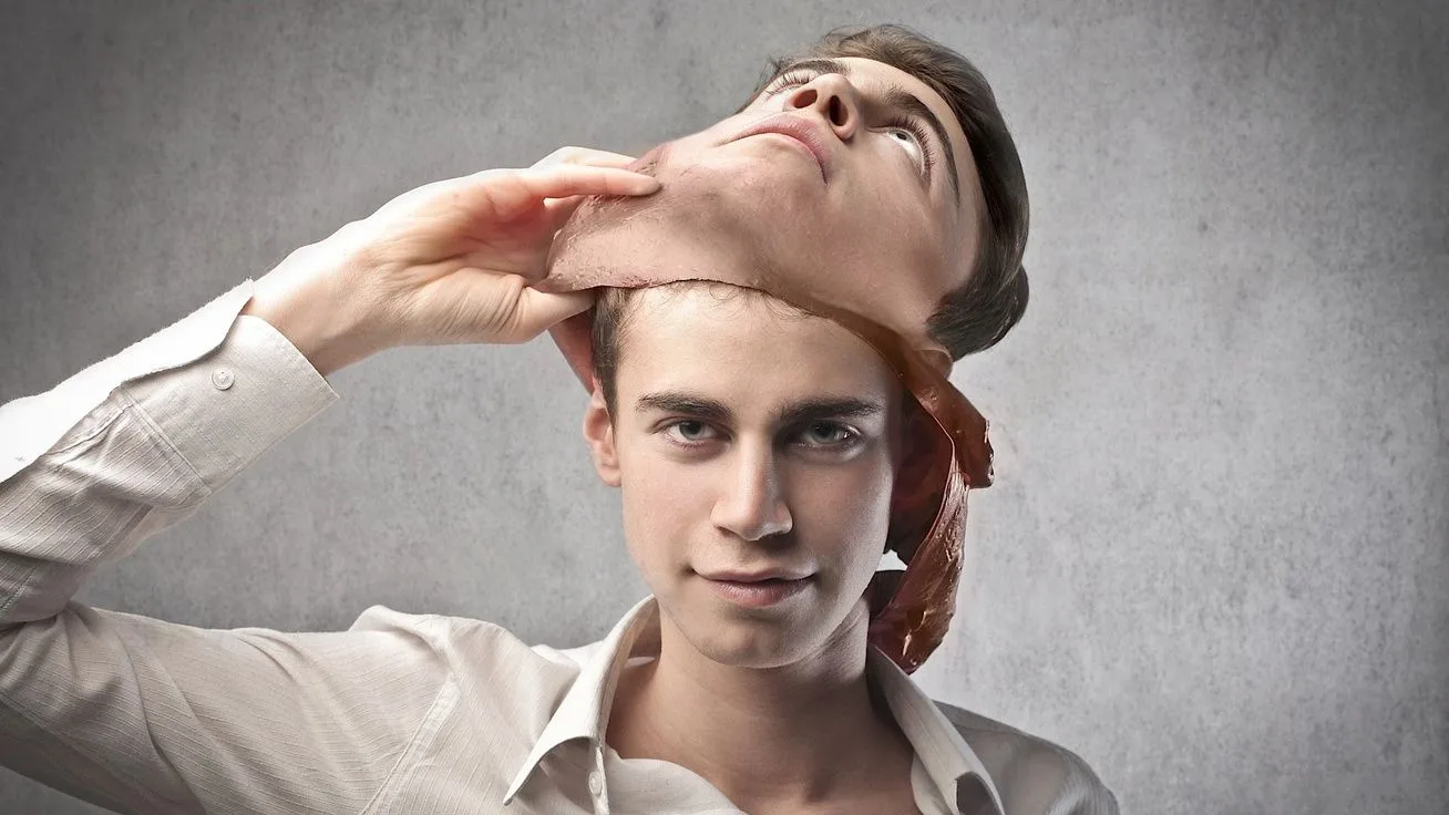 Cómo actúan las personas falsas – 8 acciones para identificarlas