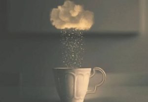 Nube sobre taza de cafe