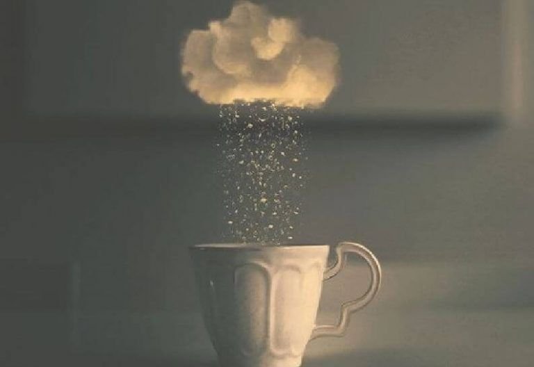 Nube sobre taza de cafe