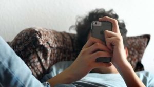 Hombre con telefono en las manos ignisnatura