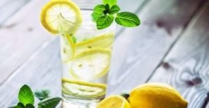 agua tibia con limón