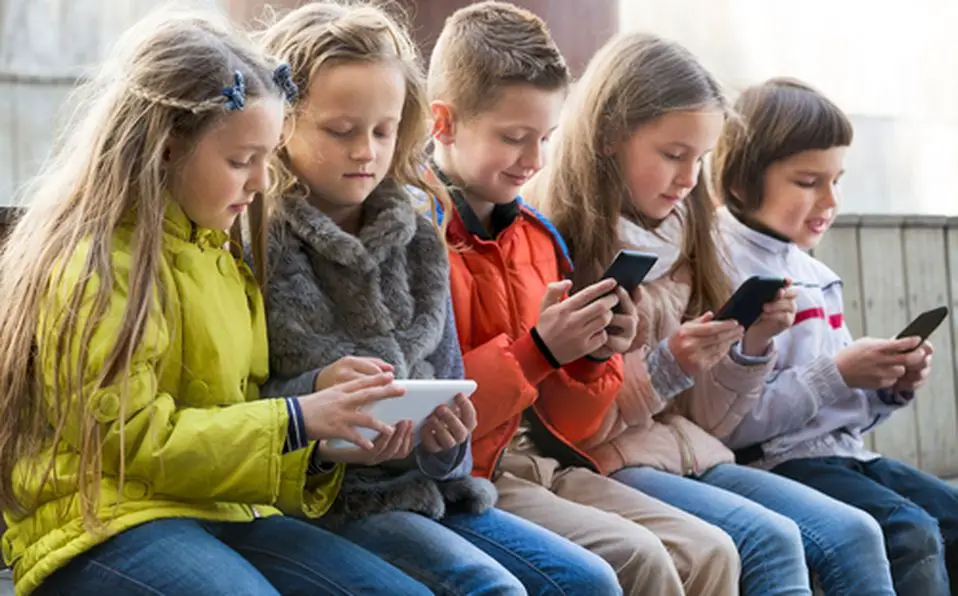 niños y el teléfono celular