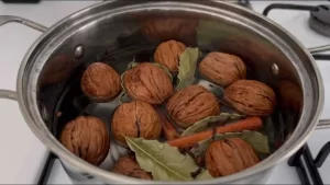 Sorprendentes Beneficios de Hervir Nueces Enteras con Hojas de Laurel en Olla