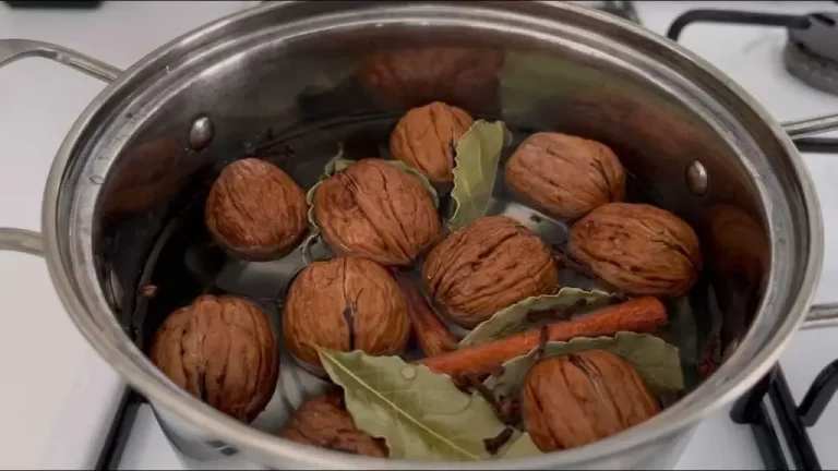 Sorprendentes Beneficios de Hervir Nueces Enteras con Hojas de Laurel en Olla