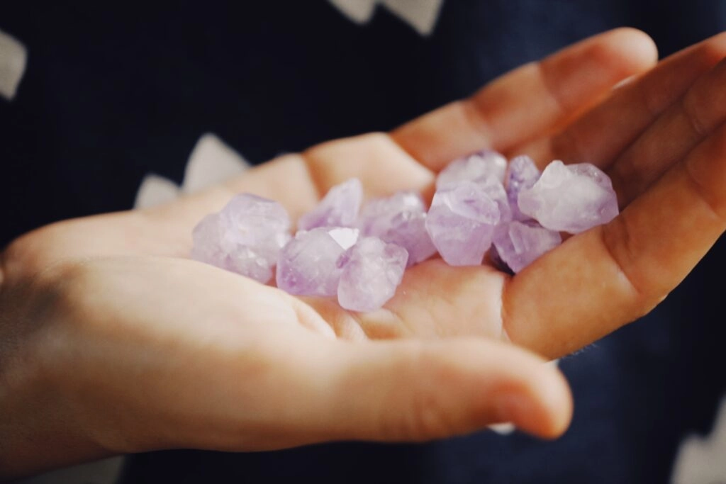 Descubre por qué dormir con una piedra de cuarzo en el pecho puede mejorar tu bienestar