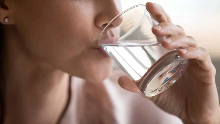 Por Qué Tomar Agua Debería Ser Lo Primero que Hagas al Despertar