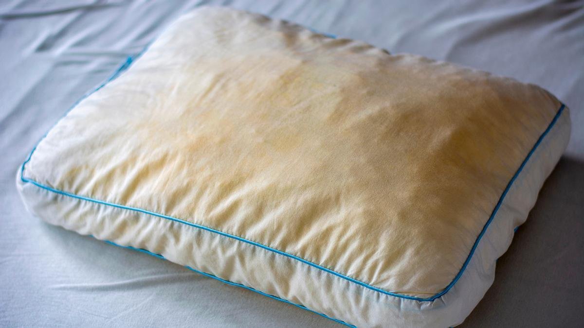 Manchas de Sudor en la Almohada: ¡El Truco Eficaz y Sencillo para Eliminarlas Inmediatamente!