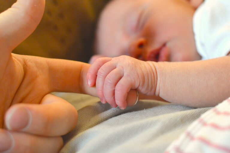 ¿Por qué los bebés siempre empuñan sus manos? Descubre la explicación detrás de este adorable gesto