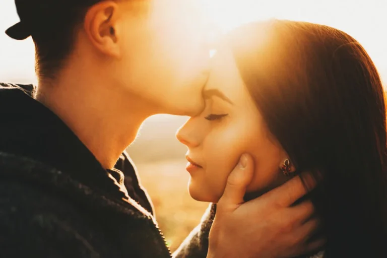 beso-en-la-frente-verdadero-significado-ignis-natura