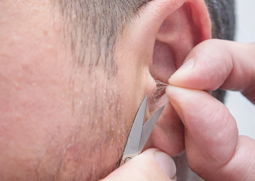 Esta es la verdadera razón por la que te salen pelos en las orejas: Descúbrelo todo aquí