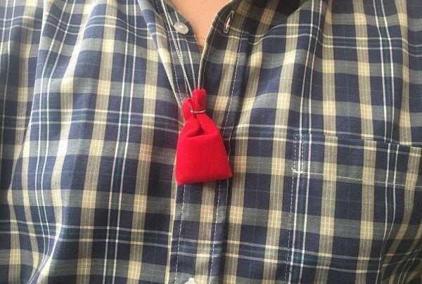 ¿Por Qué Mi Abuela Me Ponía una Bolsita Roja Colgando del cuello?