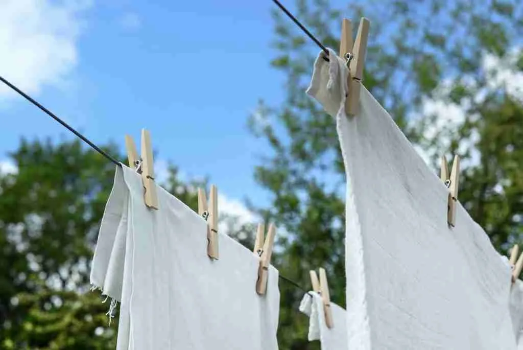 Cómo Lavar Ropa Blanca Amarillenta y Percudida (Sin Lavadora y Sin Frotar)