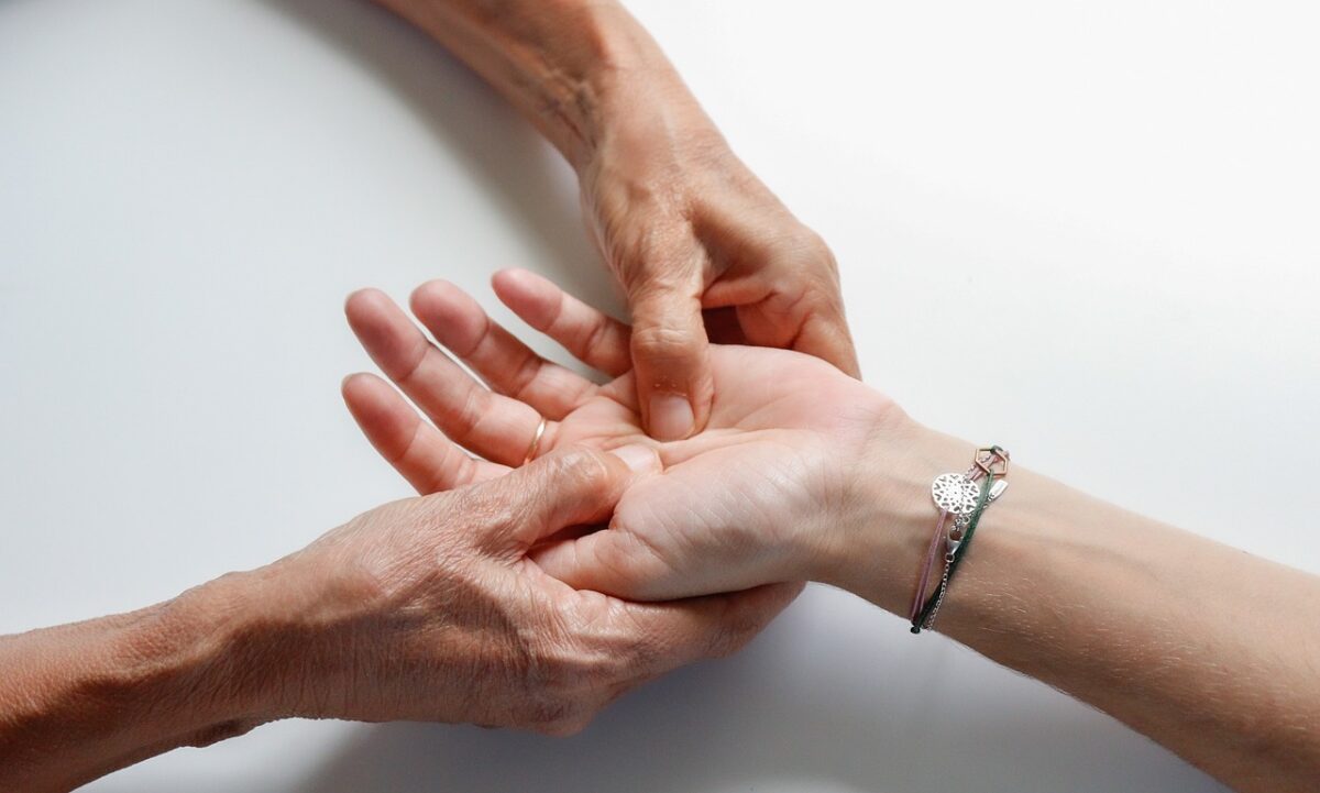 Presiona Estos Puntos de Tu Mano para Combatir Cualquier Trastorno: El Mapa Reflexológico Que Sorprende a Todos