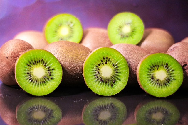 Comer kiwi antes de dormir: el secreto natural para mejorar tu sueño