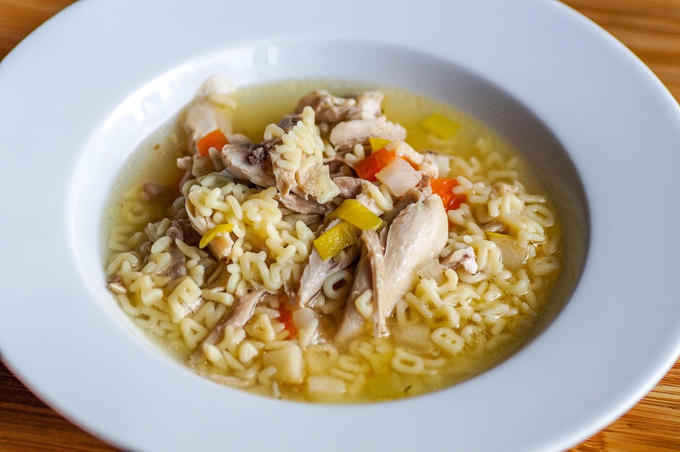 La sopa de pollo acelera la recuperación de resfríos y gripes: lo que dice la ciencia