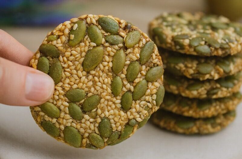 Galletas crujientes de sésamo y calabaza con solo 3 ingredientes – receta fácil y saludable