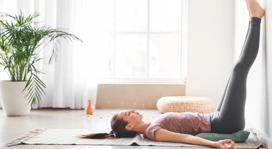 Mantener las piernas en alto contra la pared durante 5 minutos al día: beneficios reales para tu cuerpo