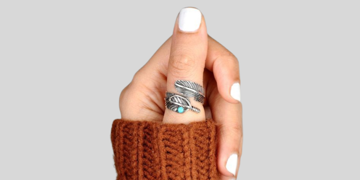 ¿Qué significa llevar un anillo en el pulgar?