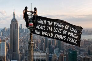 Escalaron el Empire State Building para pedir paz al mundo… y terminaron comprometiéndose a 443 metros de altura